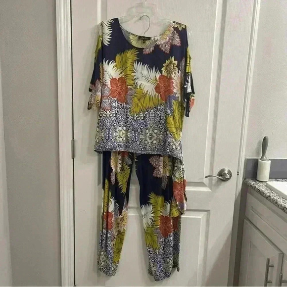 Melissa Paige Pants - Melissa Paige Floral Top And Matching Pants